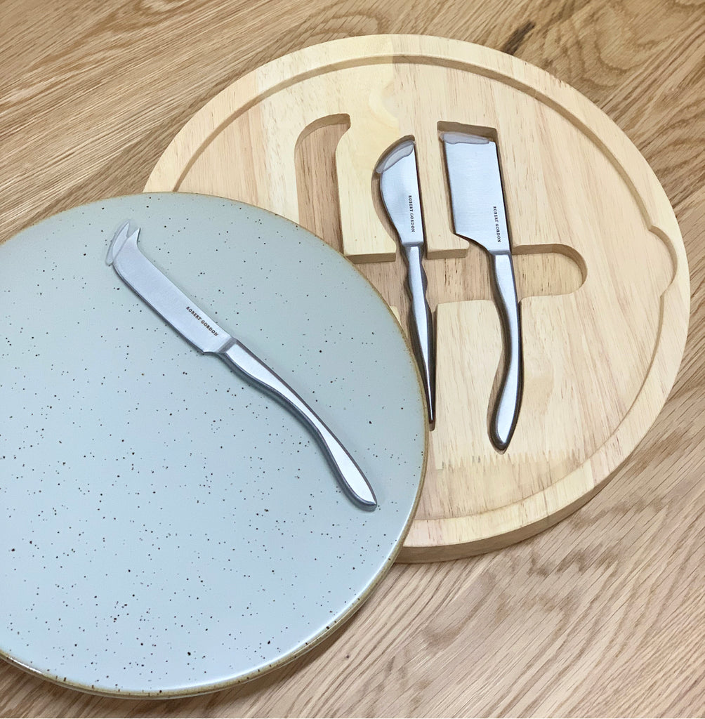 ROBERT GORDON Against the Grain - Serving Board with White Ceramic Plate & Cheese Knives